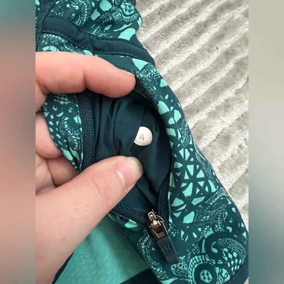 Lululemon Tracker Short IV (4”) in Pretty Lace Bali Breeze - Size 4 - Picture 3 of 6